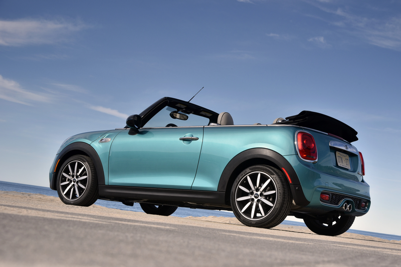 Illustration for article titled The 2016 Mini Cooper S Convertible Is A Huge Dose Of Fun With The Price Tag To Match